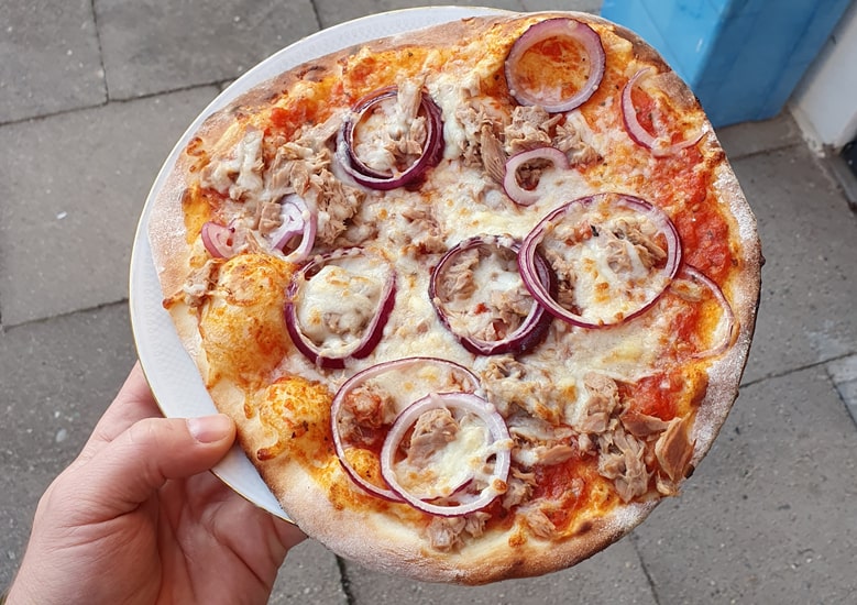 Pizza aus dem Pizzaofen