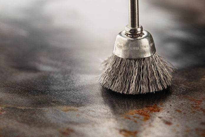 Rost mit Stahlbürste entfernen